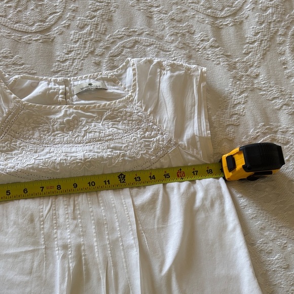 Banana Republic White Embroidered Lined Short Cap Dress Gently Loved No Size Banana Republic White Embroidered Lined Short Cap Dress Gently Loved No Size
